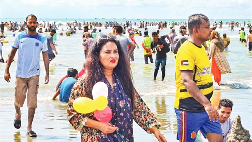 ছুটির দিনে পর্যটকে মুখর কক্সবাজার