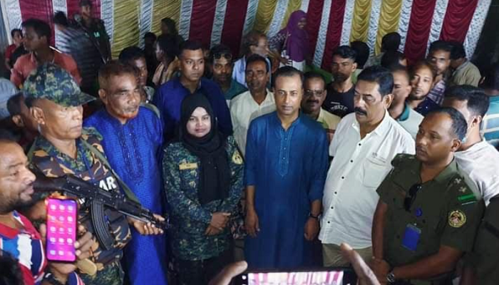 মান্দায় দূর্গাপূঁজা উপলক্ষে আর্থিক সহযোগীতা প্রদান