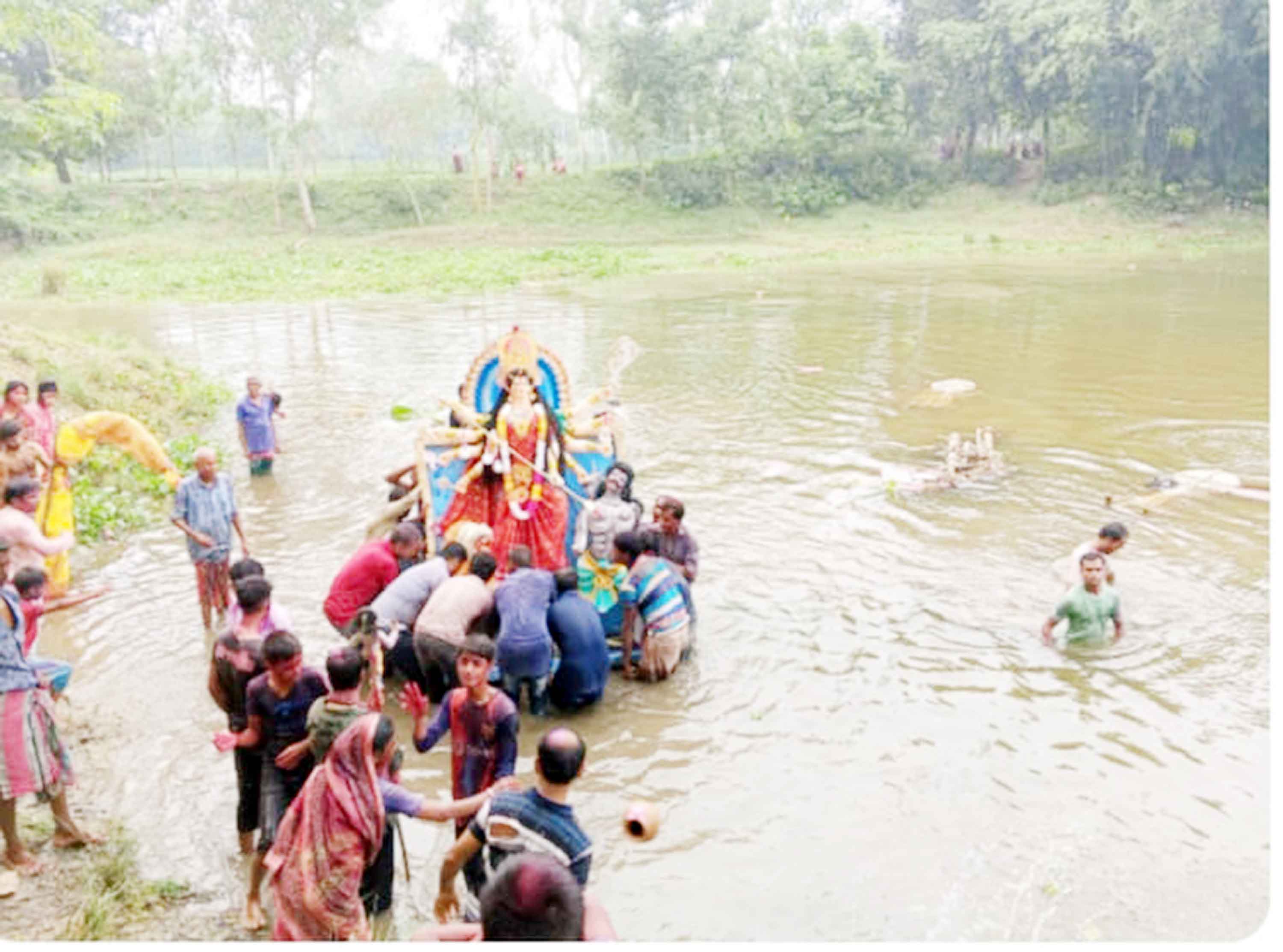 বর্ণিল উৎসবে প্রতিমা বিসর্জনের মধ্য দিয়ে শেষ হলো দুর্গোৎসব