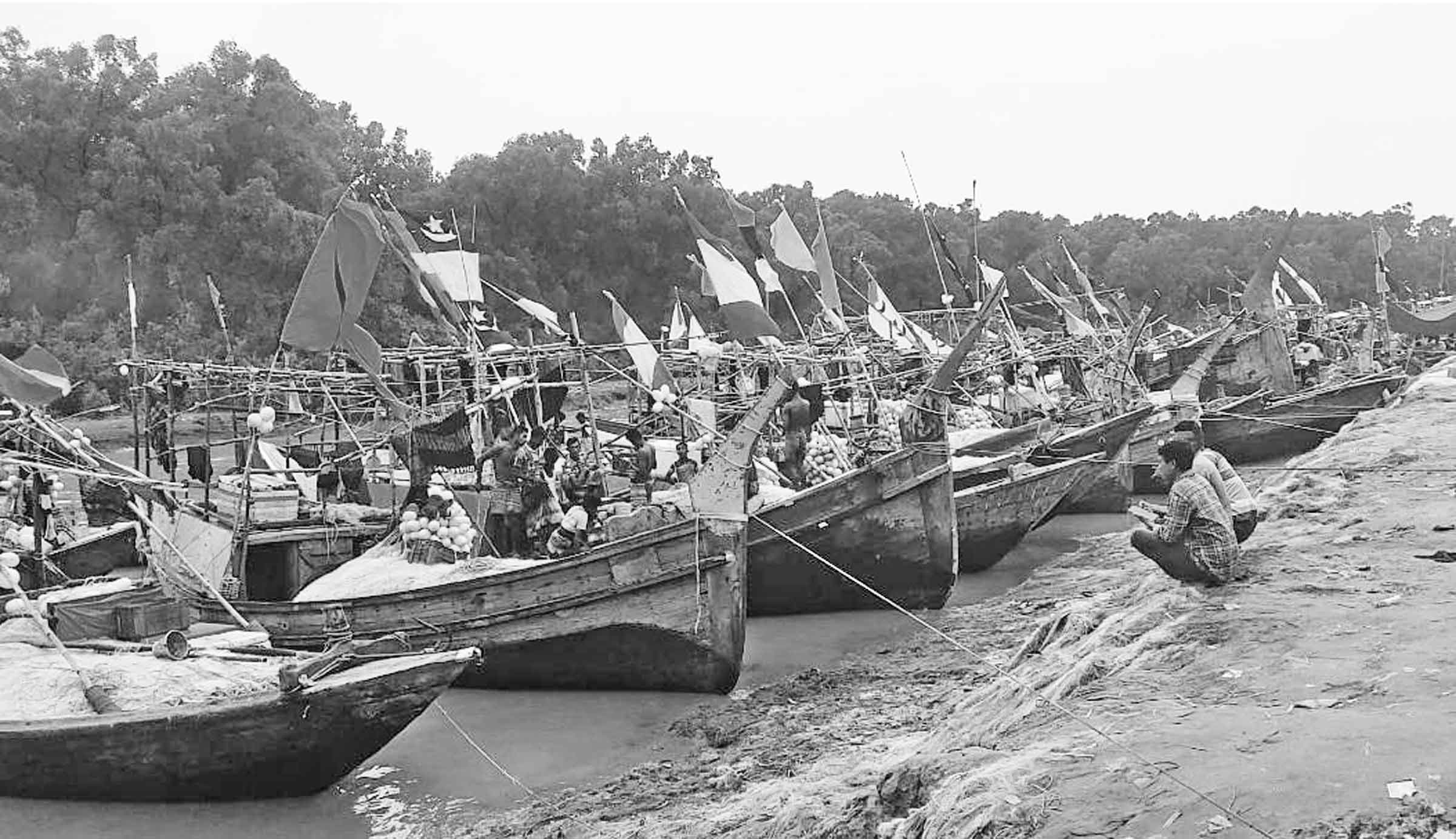 মনপুরায় ঋণের দুশ্চিন্তায় জেলেরা