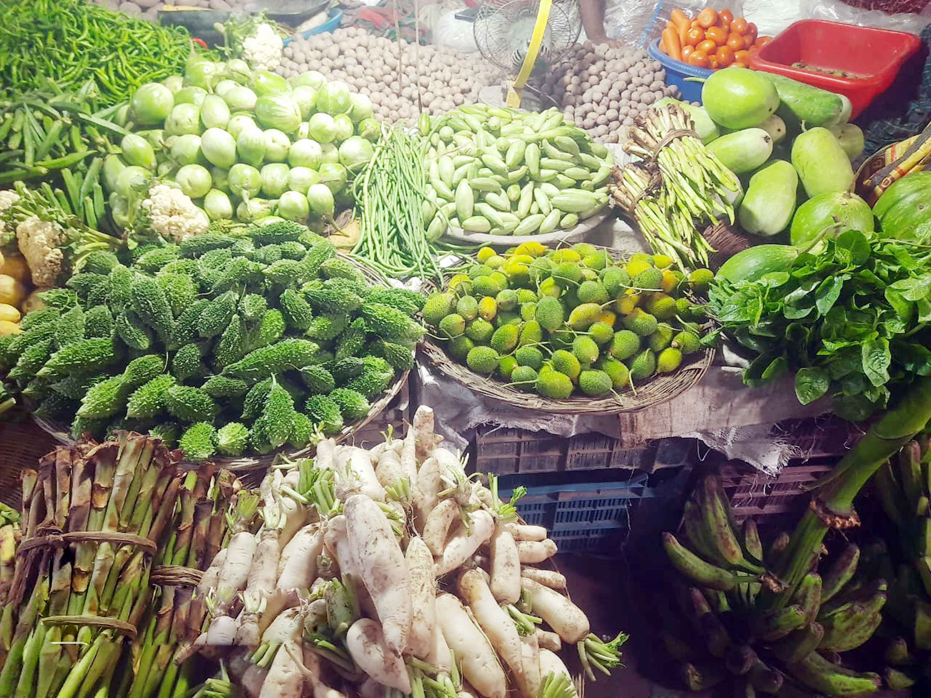লাগামহীন শাক-সবজির বাজার দিশেহারা নিম্ন-মধ্যবিত্তরা