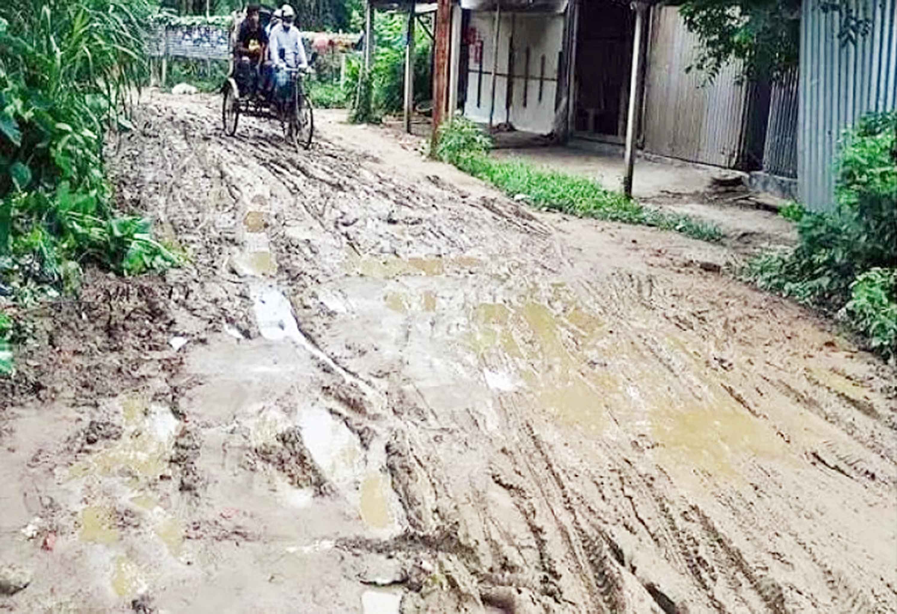 পাকা সড়কে খানাখন্দ আর কাঁচা রাস্তায় কাদা, বিপাকে তিন জেলার মানুষ