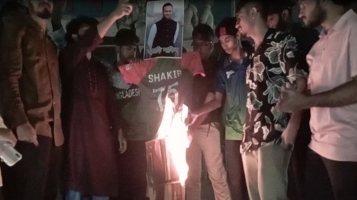 ঢাকা বিশ্ববিদ্যালয়ের রাজু ভাস্কর্যে সাকিবের কুশপুত্তলিকা দাহ