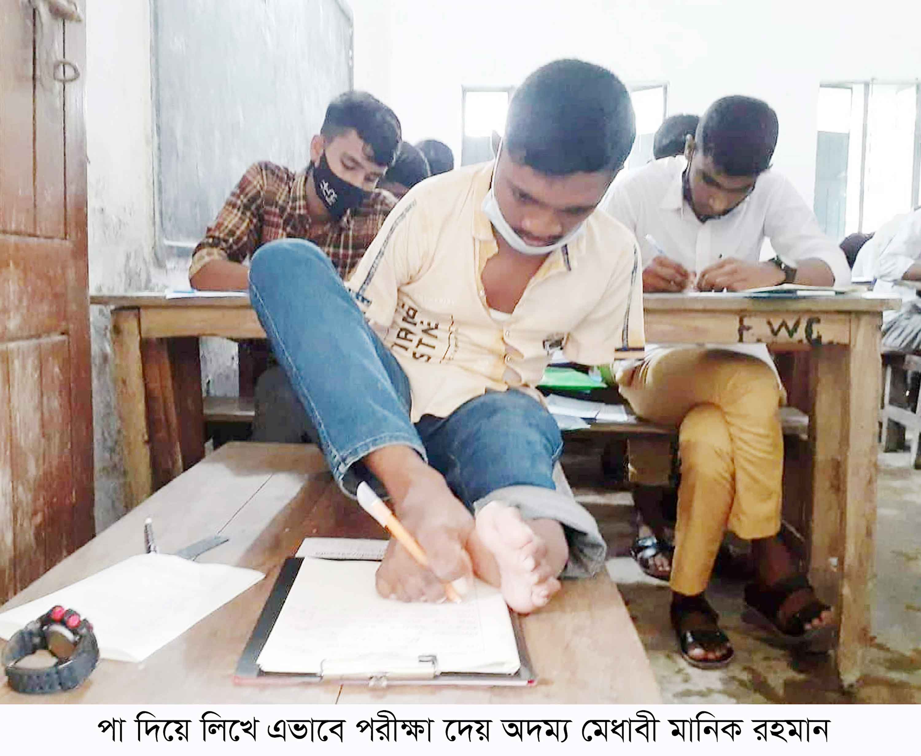 পা দিয়ে লিখে এবার এইচএসসিতে গোল্ডেন পেল ফুলবাড়ীর মানিক