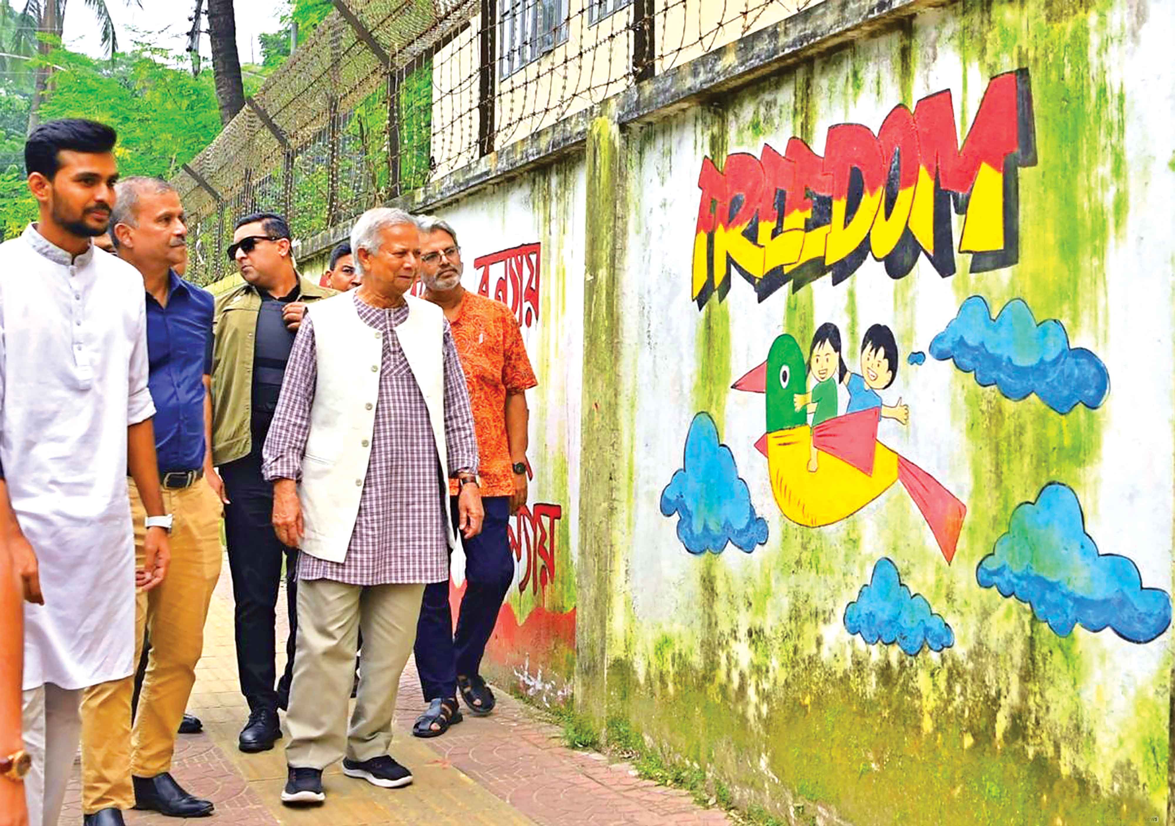 ঢাবিতে বিপস্নবের গ্রাফিতি দেখলেন প্রধান উপদেষ্টা