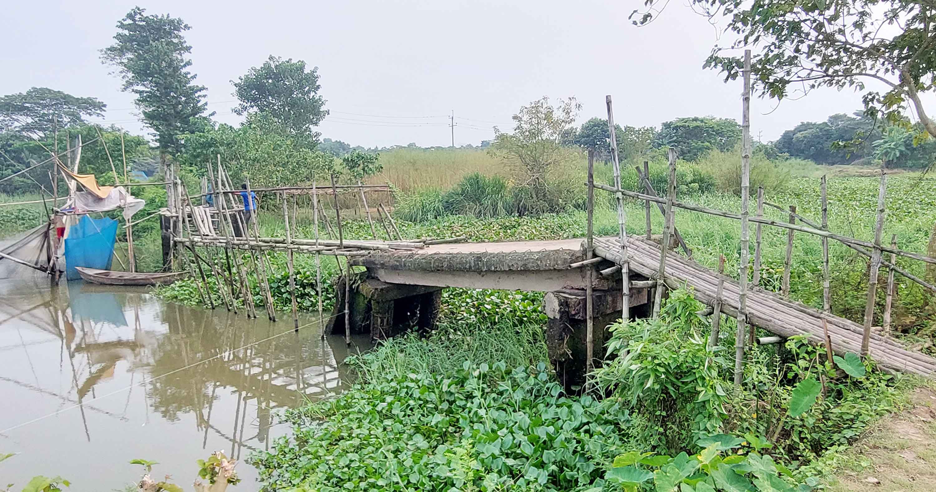 তিতাসে ভেঙে পড়ার ২০ বছরেও নির্মাণ হয়নি সেতু