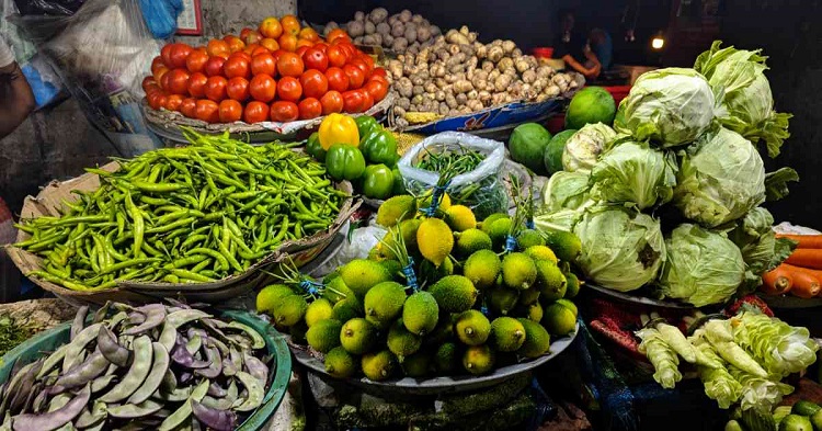 সবজির দাম চড়া : নাভিশ্বাস ক্রেতাদের