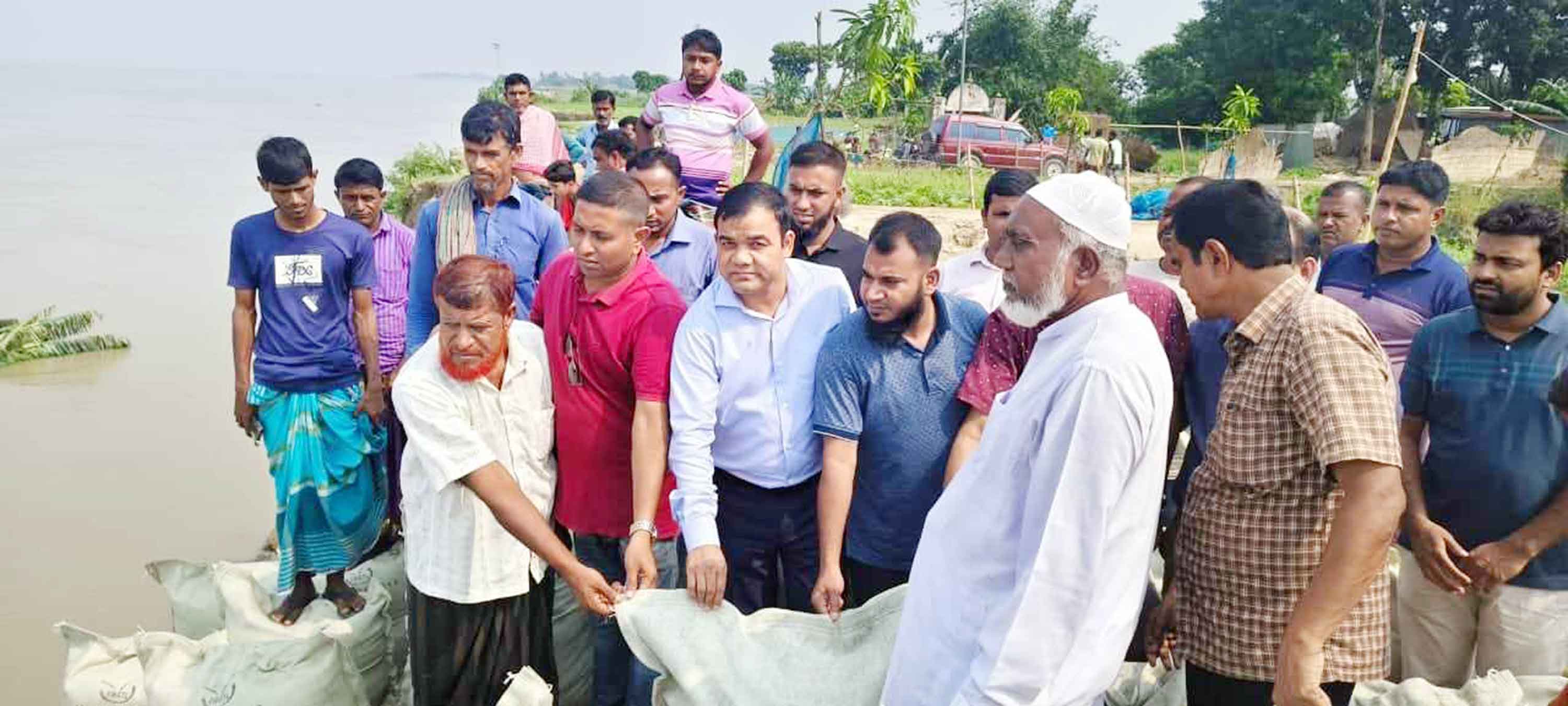 গোয়ালন্দে পদ্মার ভাঙন রোধে ফেলা হচ্ছে জিওব্যাগ