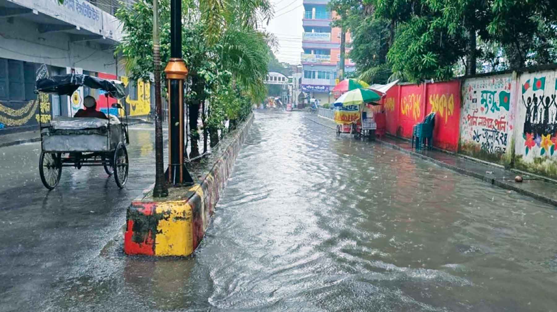 আড়াই ঘণ্টার বৃষ্টিতে তলিয়ে গেছে যশোর শহরের অনেক এলাকা