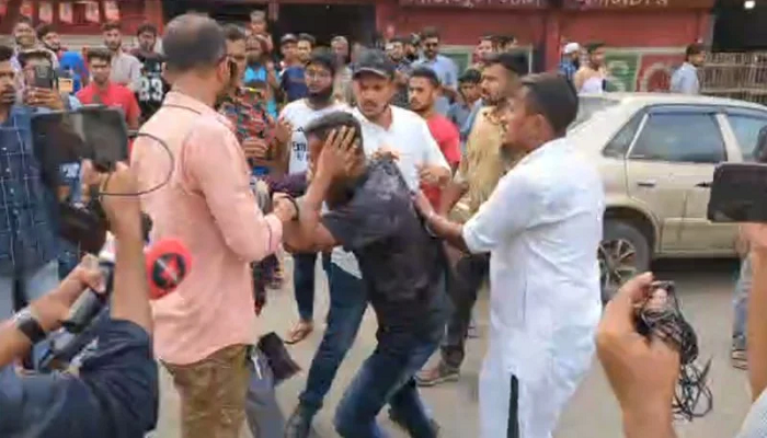 মিরপুরে সাকিব ভক্তদের সঙ্গে বিরোধীদের ধাওয়া-পাল্টা ধাওয়া