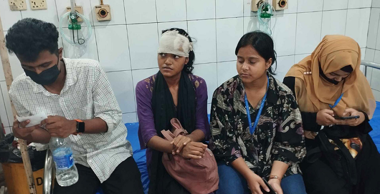 তালা ভেঙে ঢাকা বোর্ডে শিক্ষার্থীদের বিক্ষোভ, হামলায় আহত ৬
