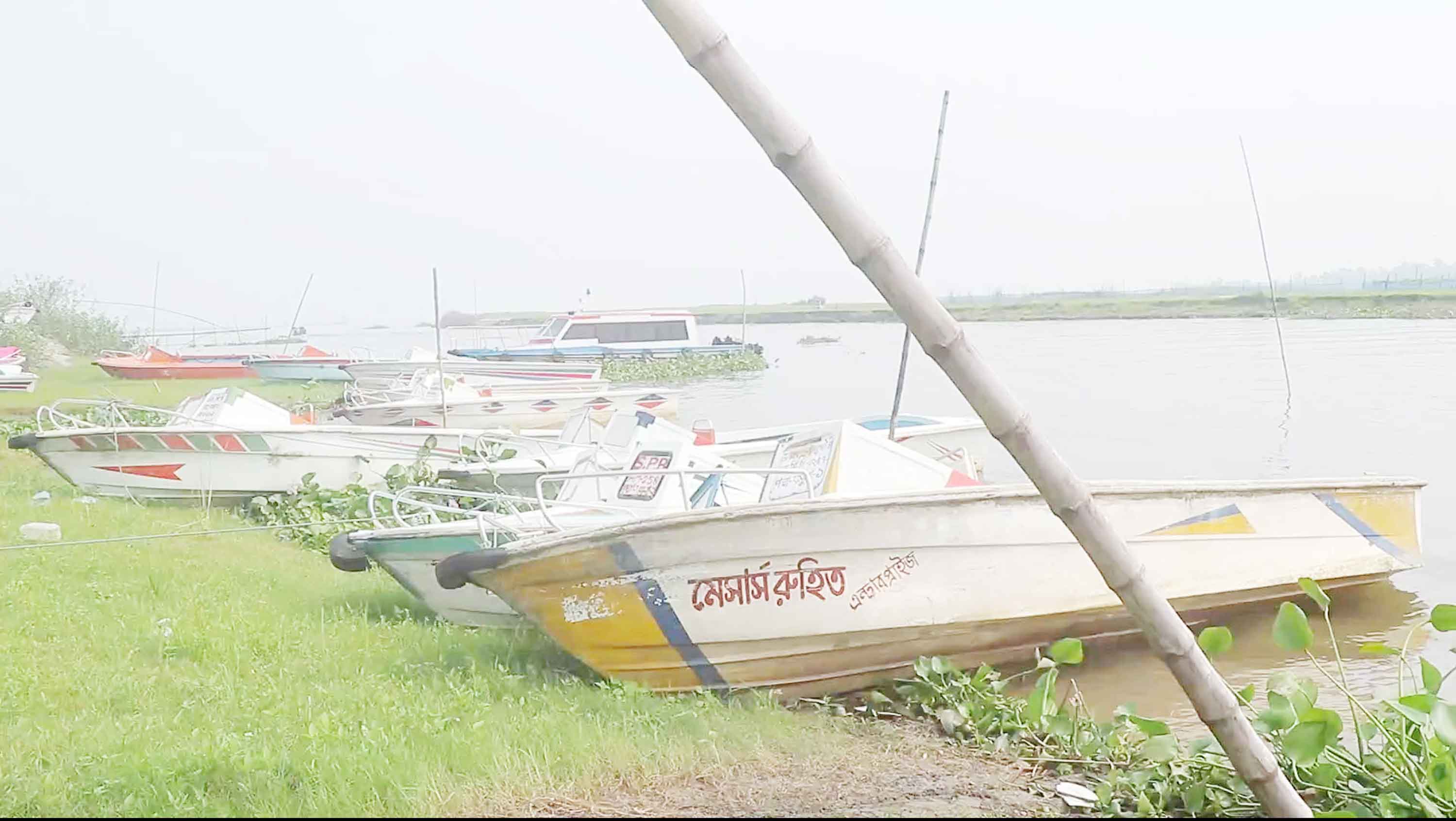 কাজিরহাট-আরিচা রুটে স্পিডবোট বন্ধ, ভোগান্তিতে যাত্রীরা
