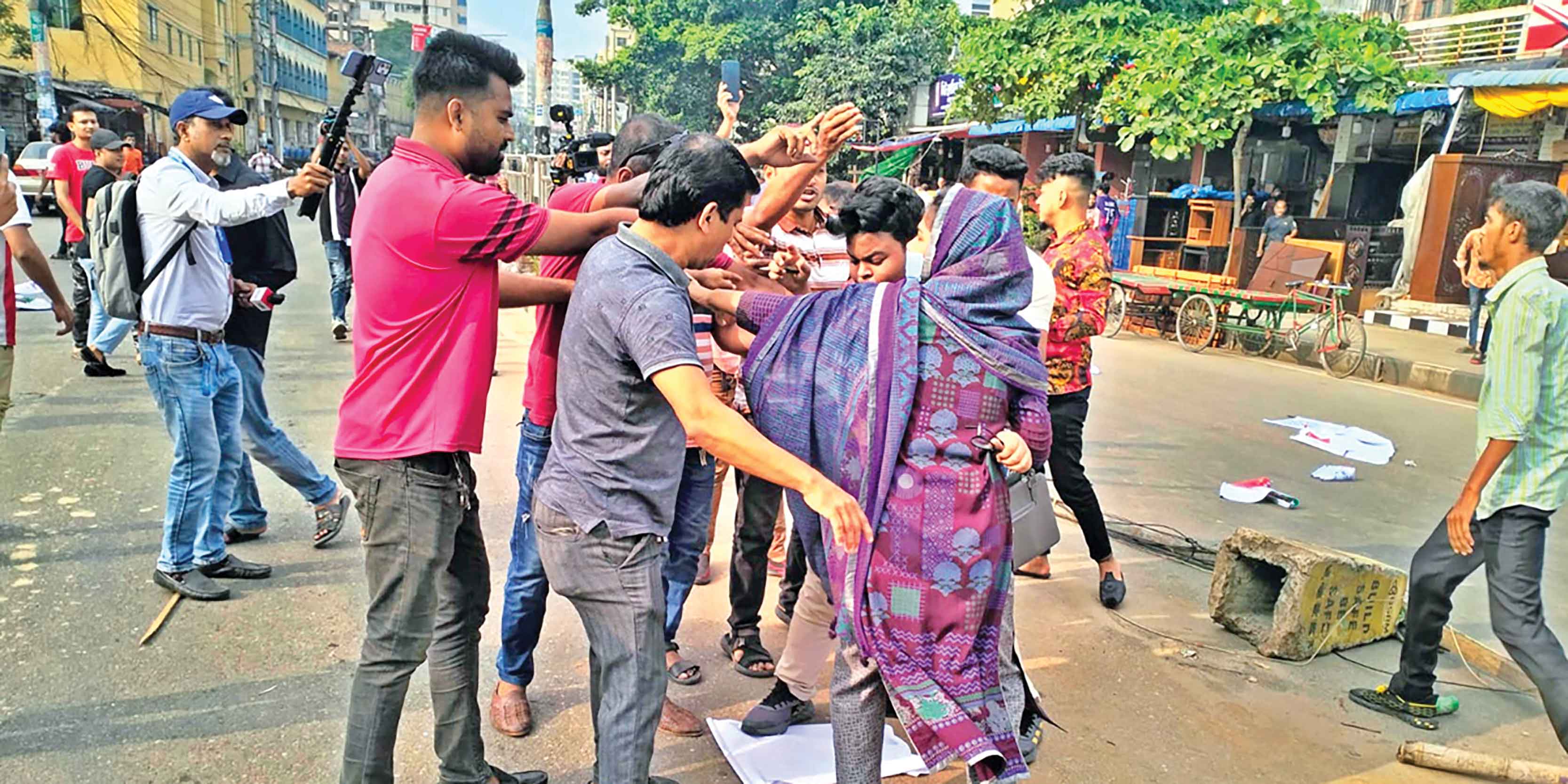 মিরপুরে সাকিবের পক্ষে-বিপক্ষে মিছিল ধাওয়া, মারামারি