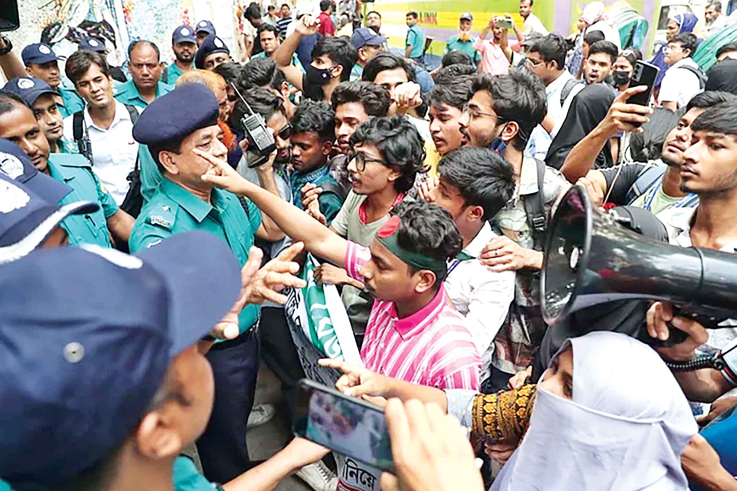 ঢাকা শিক্ষা বোর্ডে শিক্ষার্থীদের বিক্ষোভ, হামলায় আহত ৬