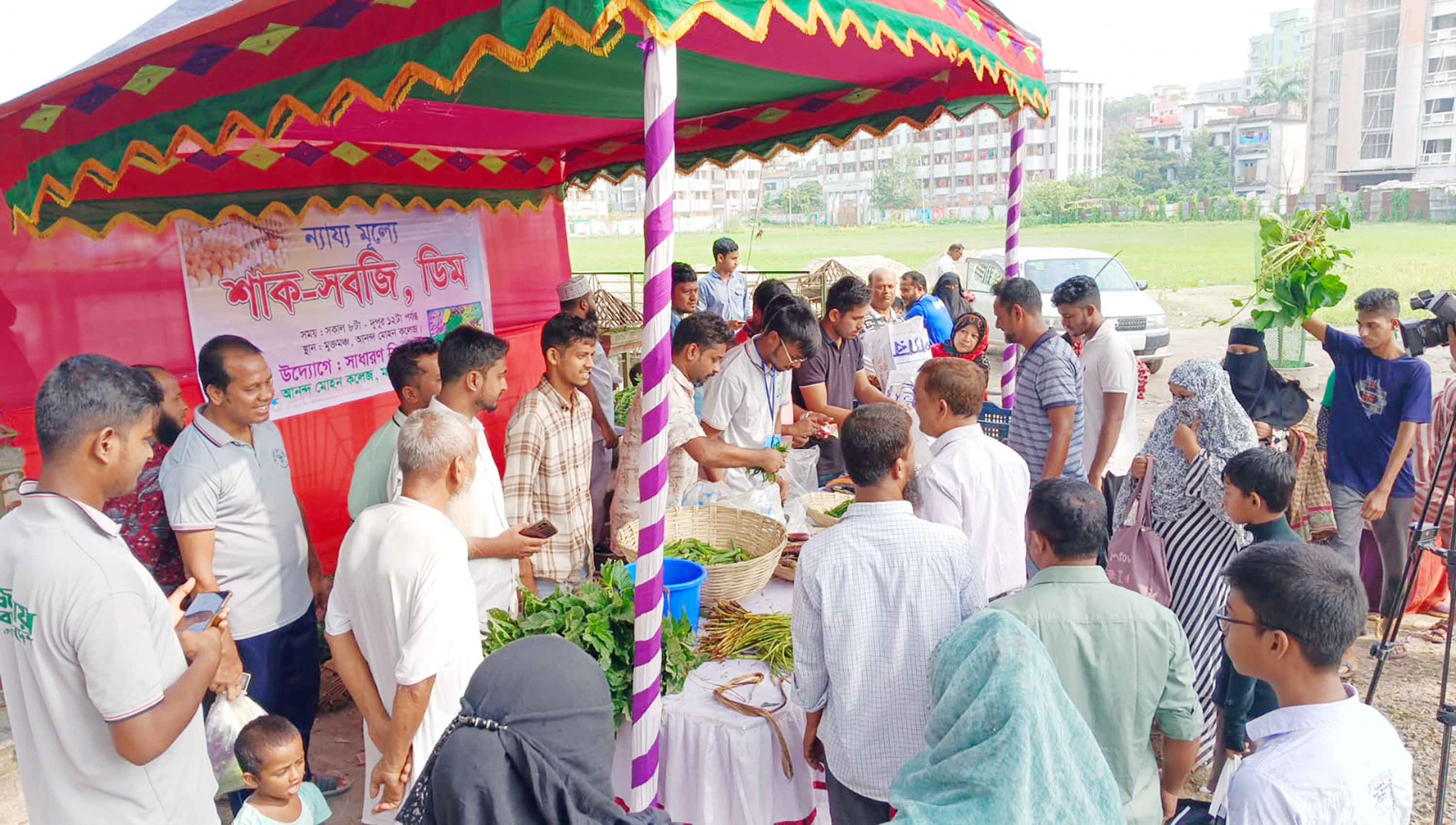 ময়মনসিংহে 'সিন্ডিকেট ভাঙতে' ন্যায্যমূল্যে শাকসবজি বিক্রি