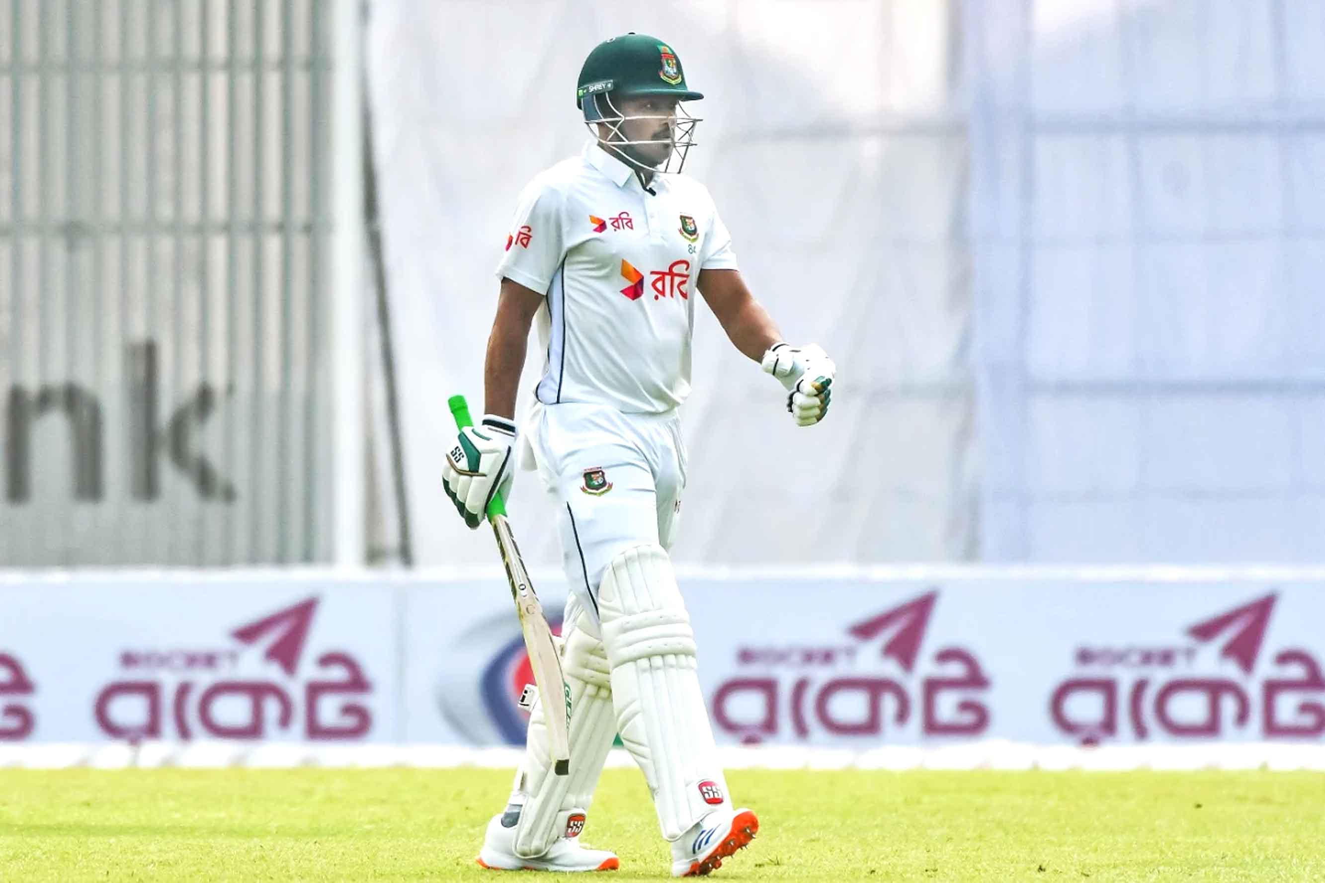মাঠের ক্রিকেটে ছন্দহীন শান্ত কথায় ঝরান ফুলঝুড়ি