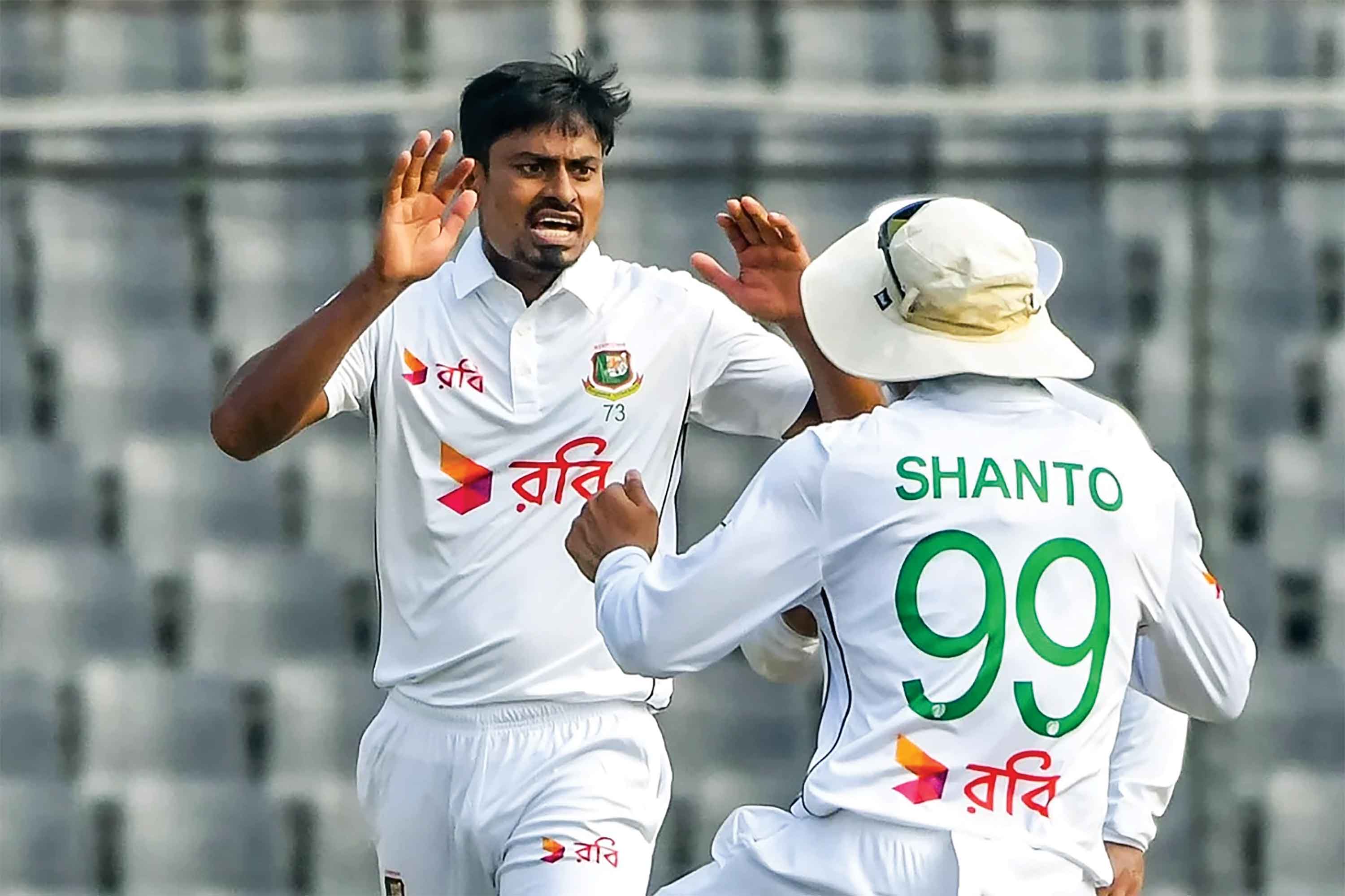 ব্যাটিং ব্যর্থতার পর তাইজুলের ঘূর্ণিতে লড়ছে বাংলাদেশ