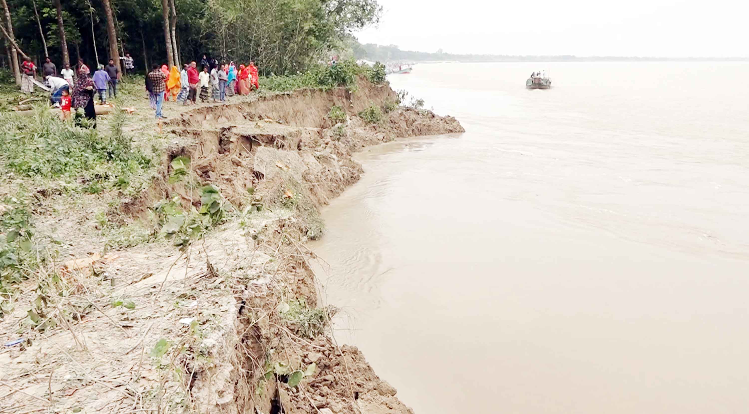 কুষ্টিয়ার পদ্মায় ভয়াবহ ভাঙন, ফসলি জমি গোরস্থান বিলীন