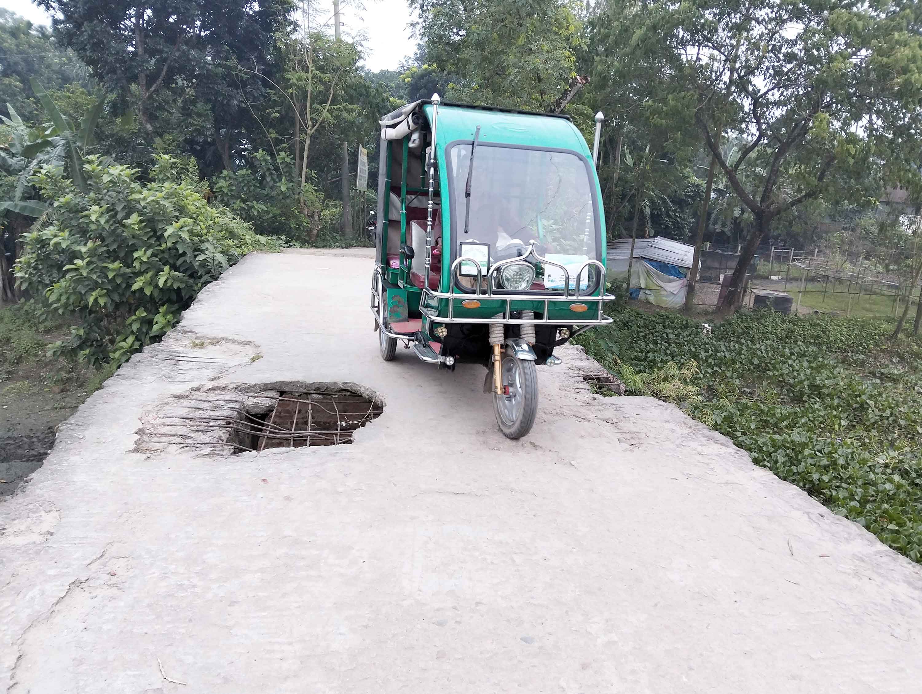 কটিয়াদীতে ঝুঁকিপূর্ণ ব্রিজে পারাপার দুর্ঘটনার শঙ্কা