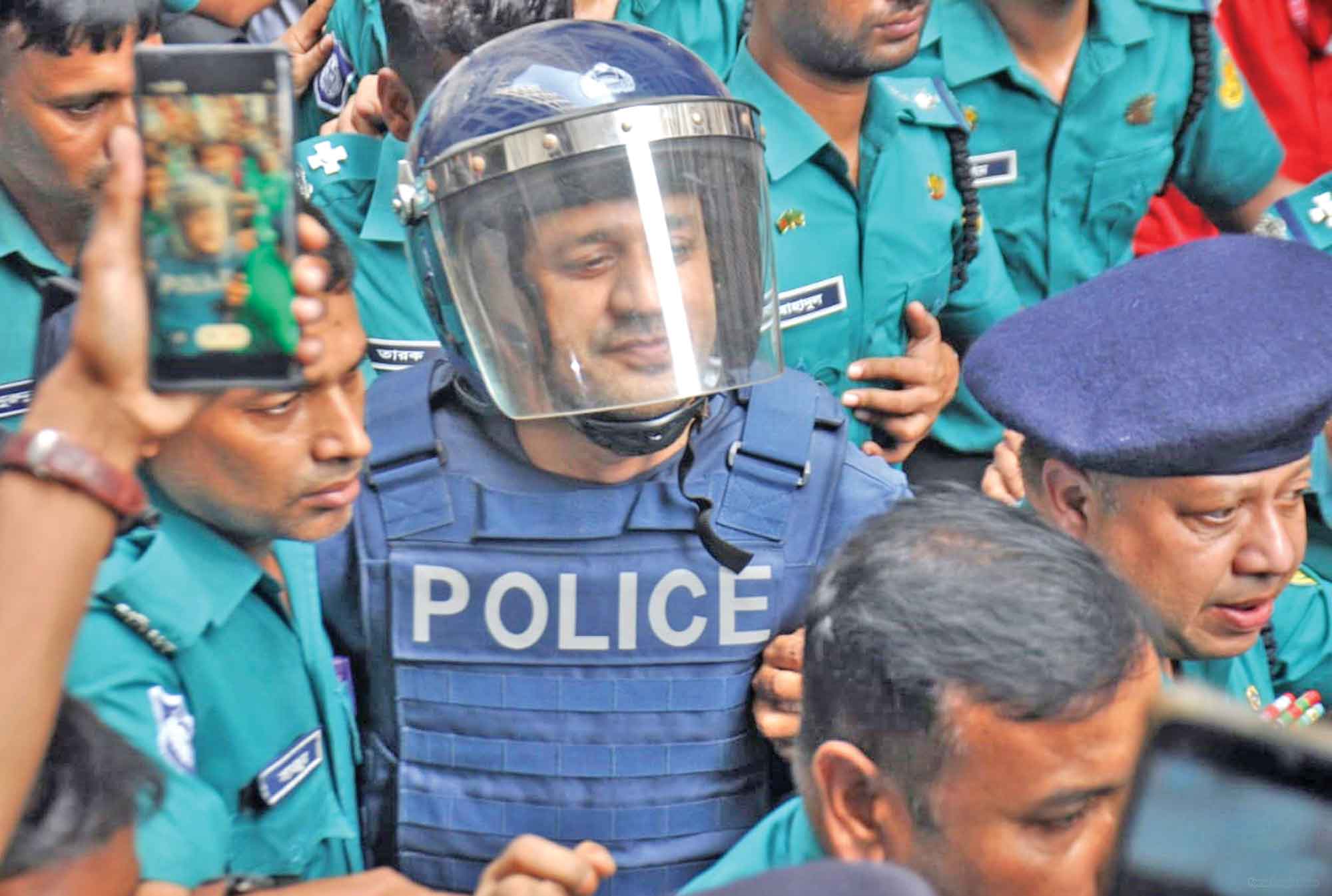 ব্যারিস্টার সুমন ৫ দিনের রিমান্ডে