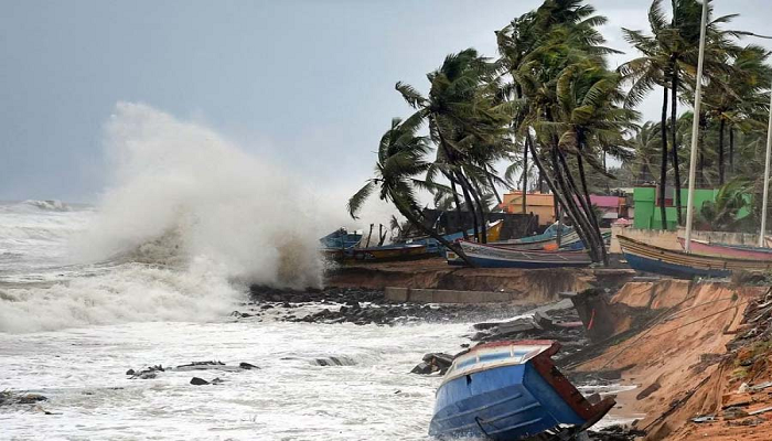 ঘূর্ণিঝড় ‘দানা’: দেশের চার বন্দর ঝুঁকিতে 