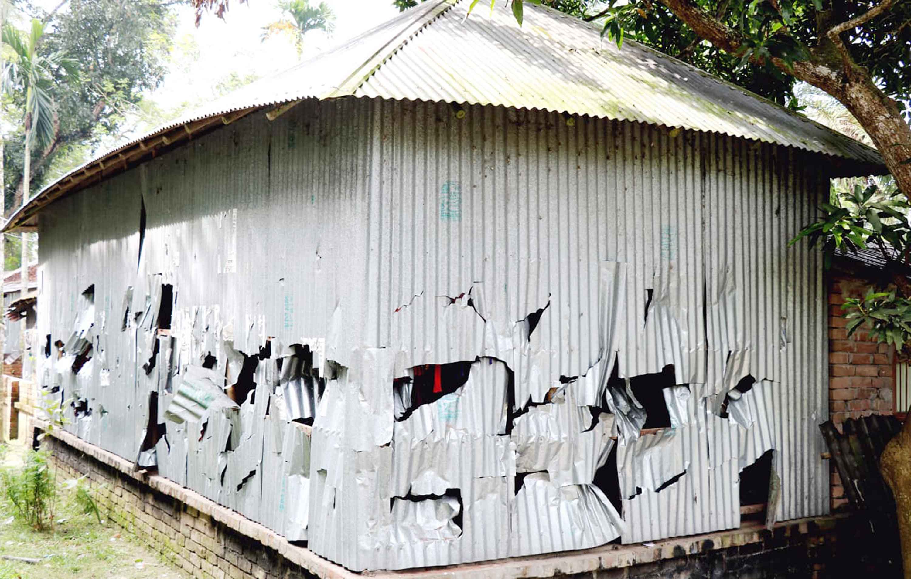 মাগুরার শ্রীপুরে গ্রামবাসীর সংঘর্ষে বাড়িঘর ভাঙচুর-লুটপাট, আহত ১০