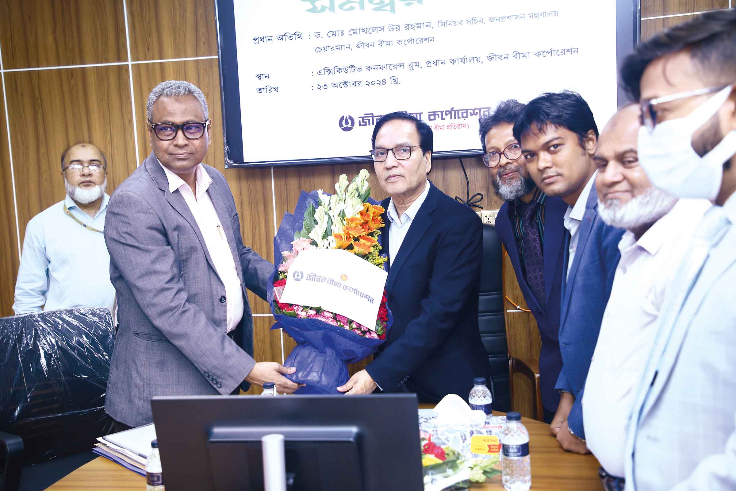 জীবন বীমা কর্পোরেশনের নতুন চেয়ারম্যানকে ফুলেল শুভেচ্ছা