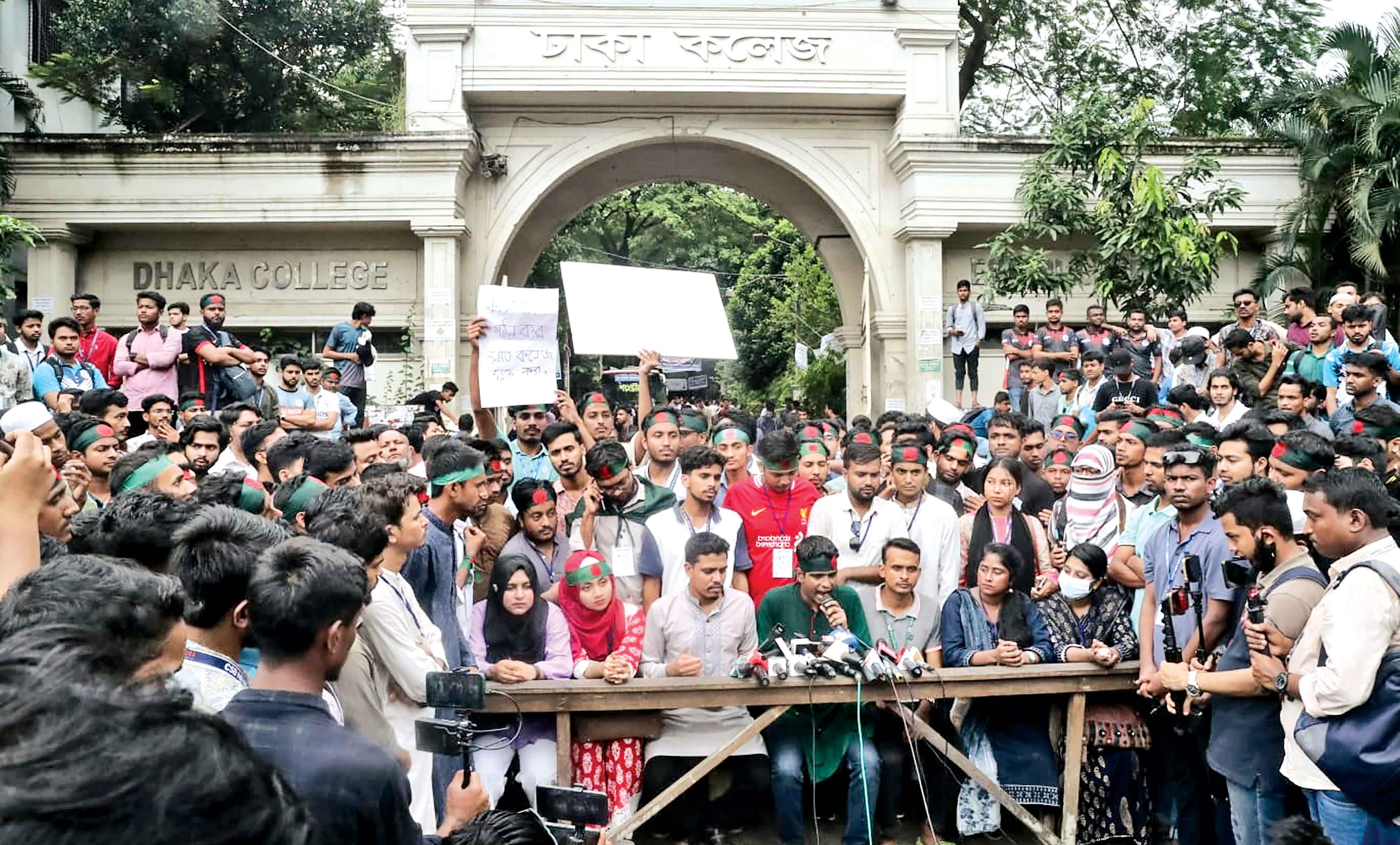 তিন ঘণ্টা পর সড়ক ছাড়লেন ৭ কলেজের শিক্ষার্থীরা