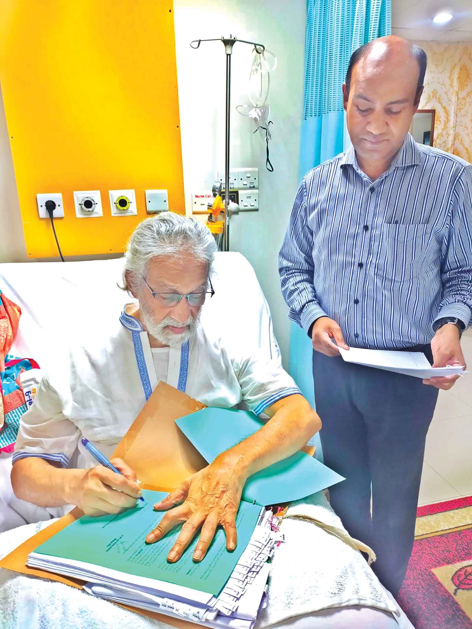হাসপাতালেও দাপ্তরিক কাজ করছেন উপদেষ্টা হাসান আরিফ