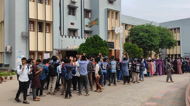 সেমিস্টার পদ্ধতি বাতিল চান রাবির আইন অনুষদের শিক্ষার্থীরা