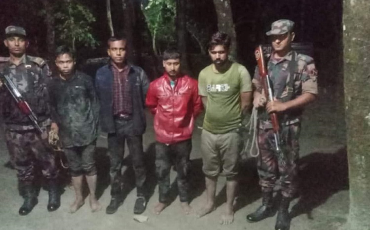 ভারতে অনুপ্রবেশের সময় ডিমলায় আটক ৪