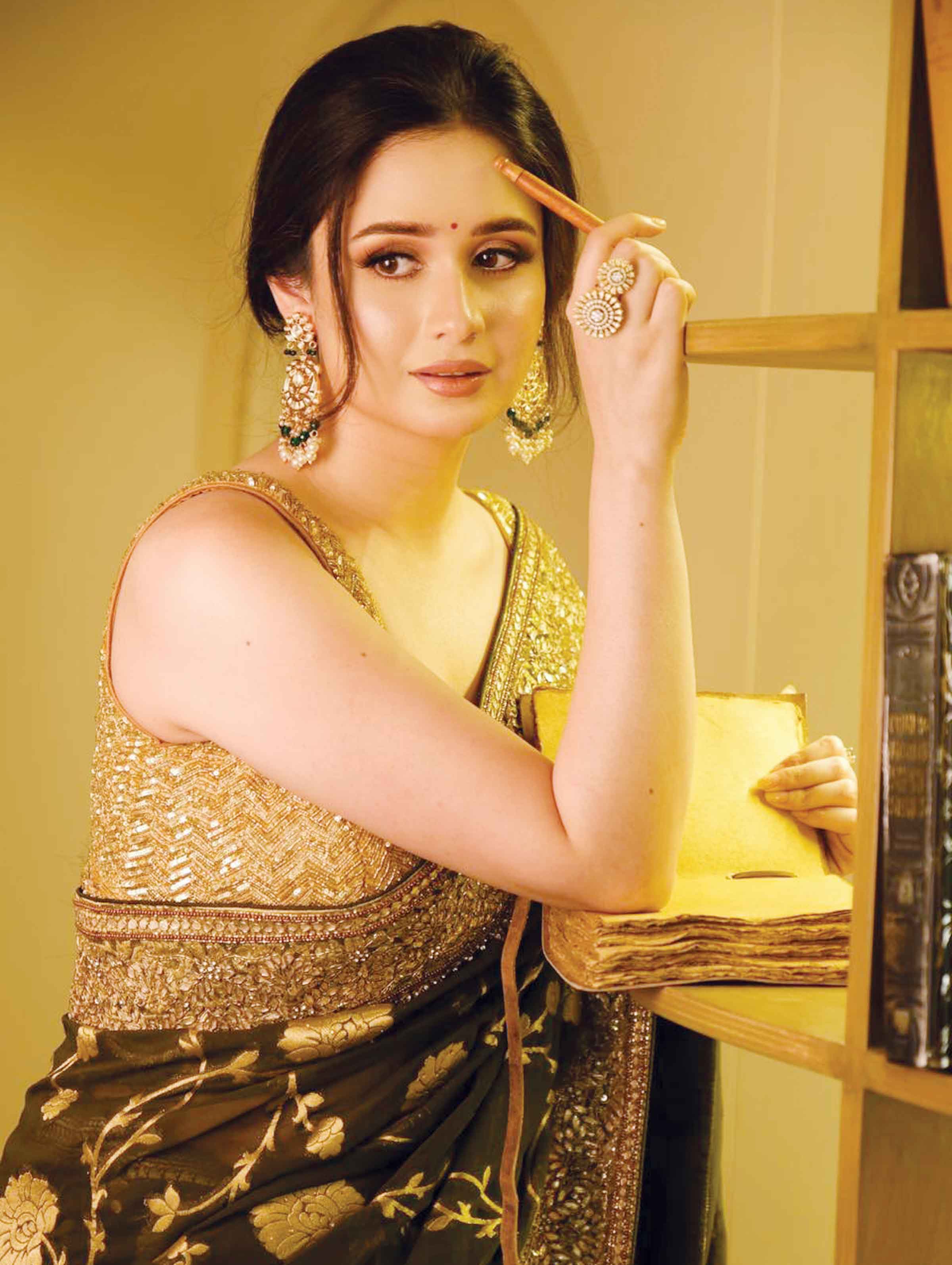বিরতি কাটিয়ে সিনেমায় ফিরছেন ঐশী