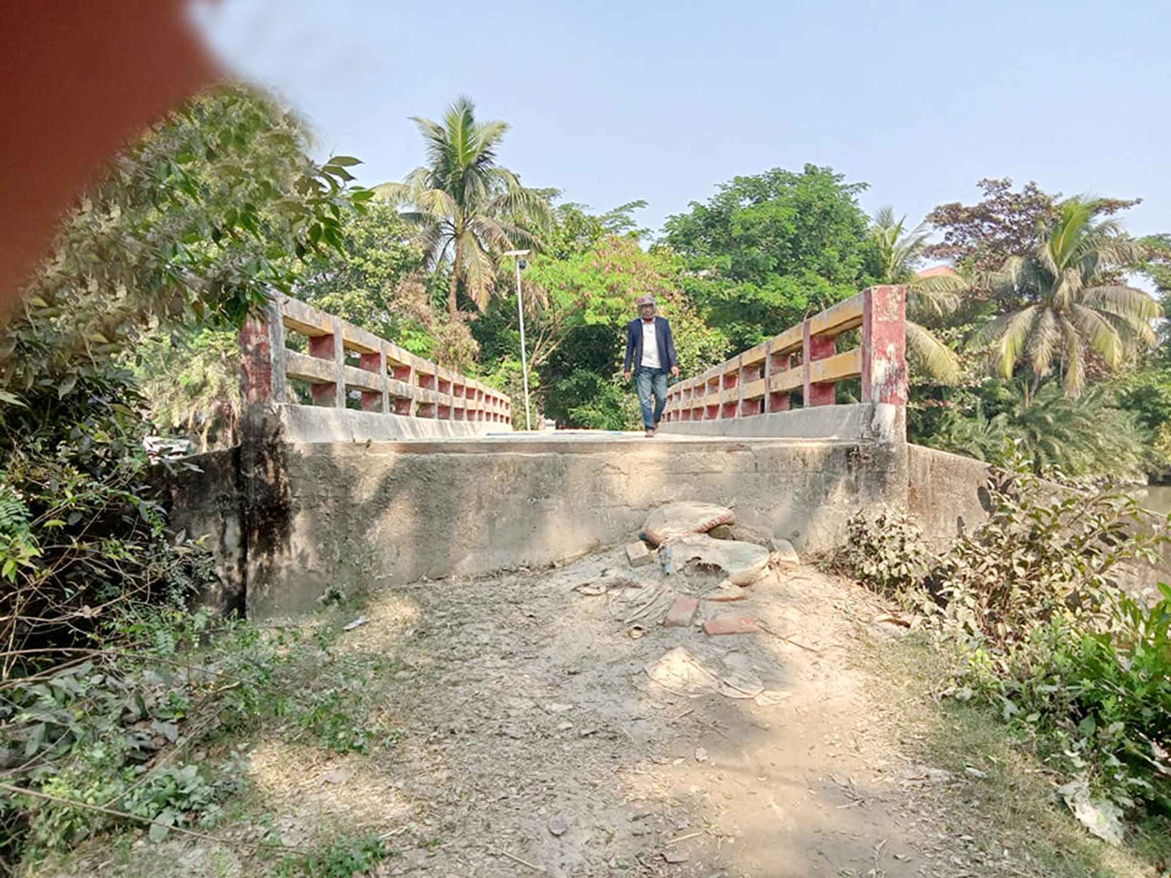 রূপসায় ব্রিজ নির্মাণের ৮ বছরেও তৈরি হয়নি সংযোগ সড়ক