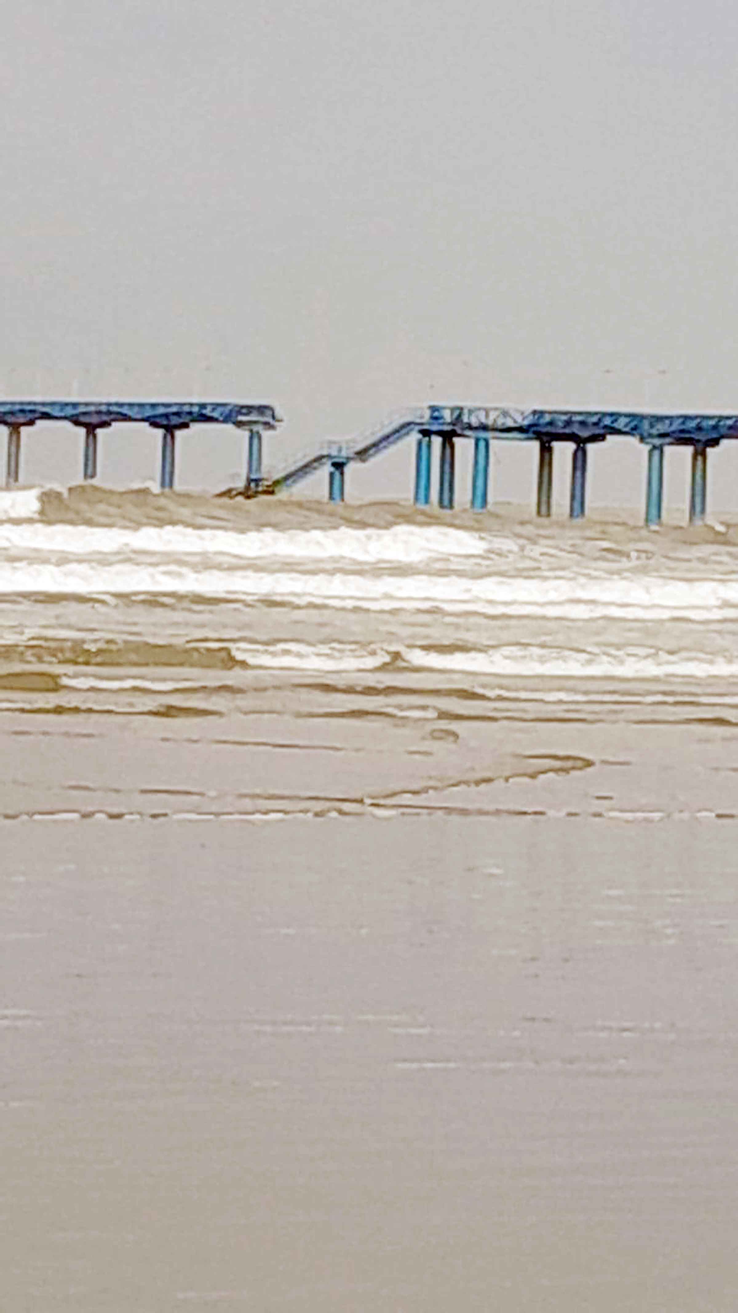 বার্জের ধাক্কায় দ্বিখন্ডিত উখিয়ার ইনানী নৌবাহিনীর জেটি