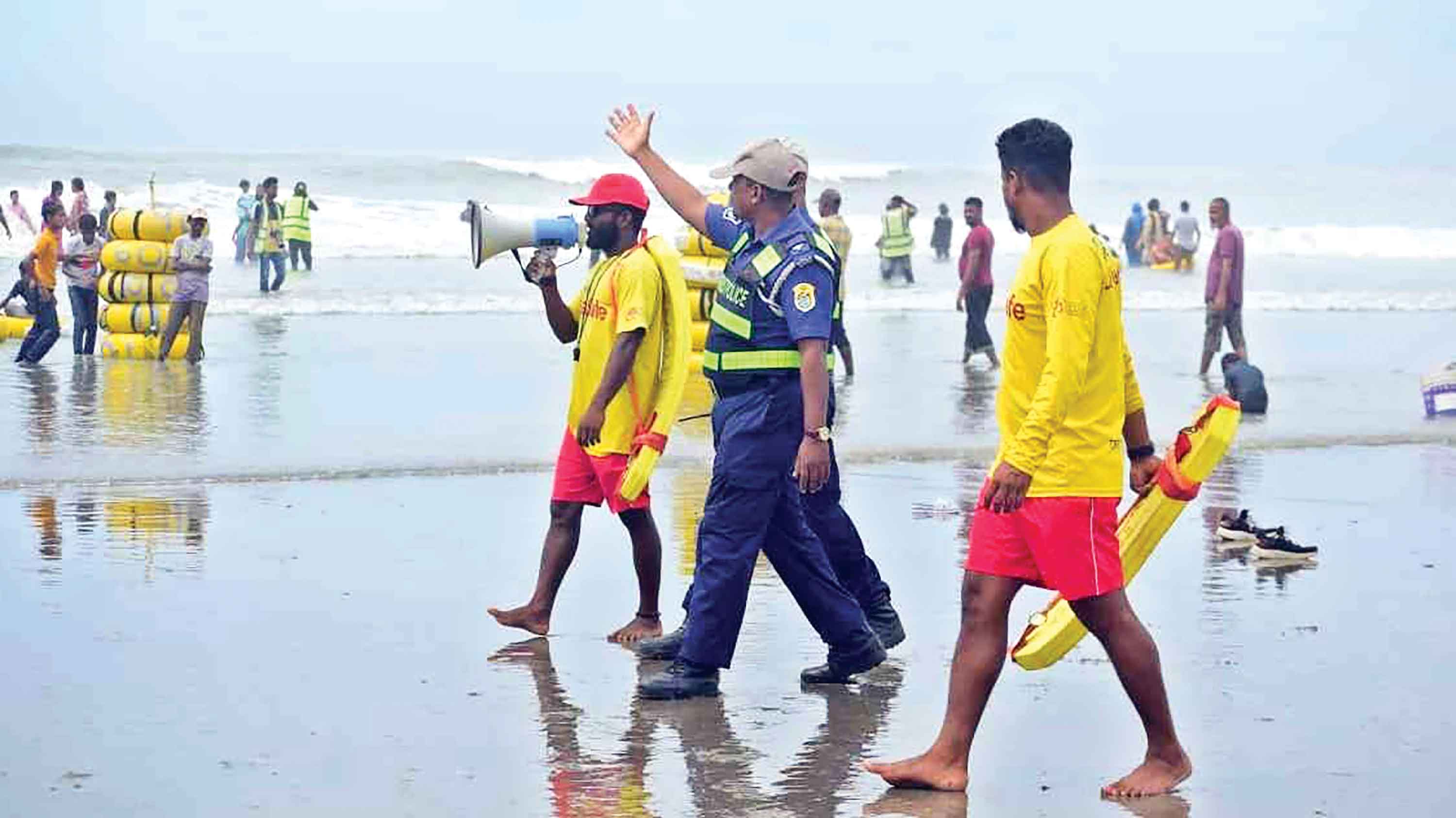প্রবল ঘূর্ণিঝড় দানার প্রভাবে উপকূলে জলোচ্ছ্বাস আতঙ্ক