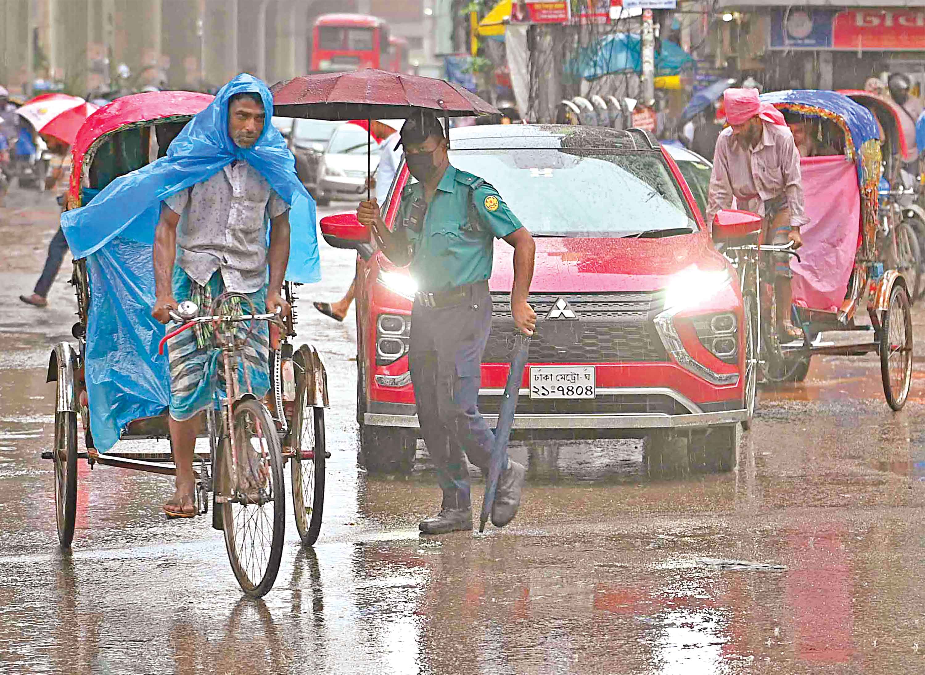 বৃষ্টি ও আন্দোলনে রাজধানীর সড়কে তীব্র যানজট, ভোগান্তি