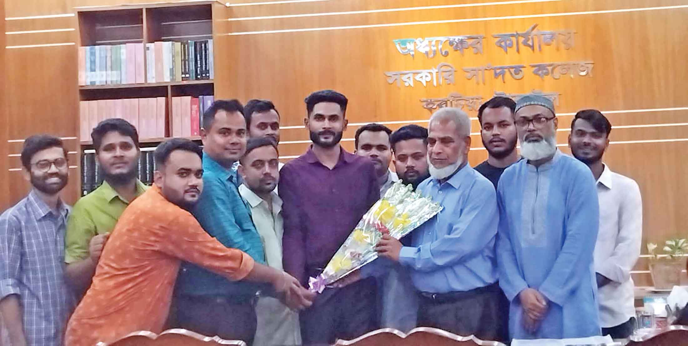 সরকারি সা'দত কলেজে কমিটি গঠনের আলোচনা ও অধ্যক্ষকে ফুলেল শুভেচ্ছা