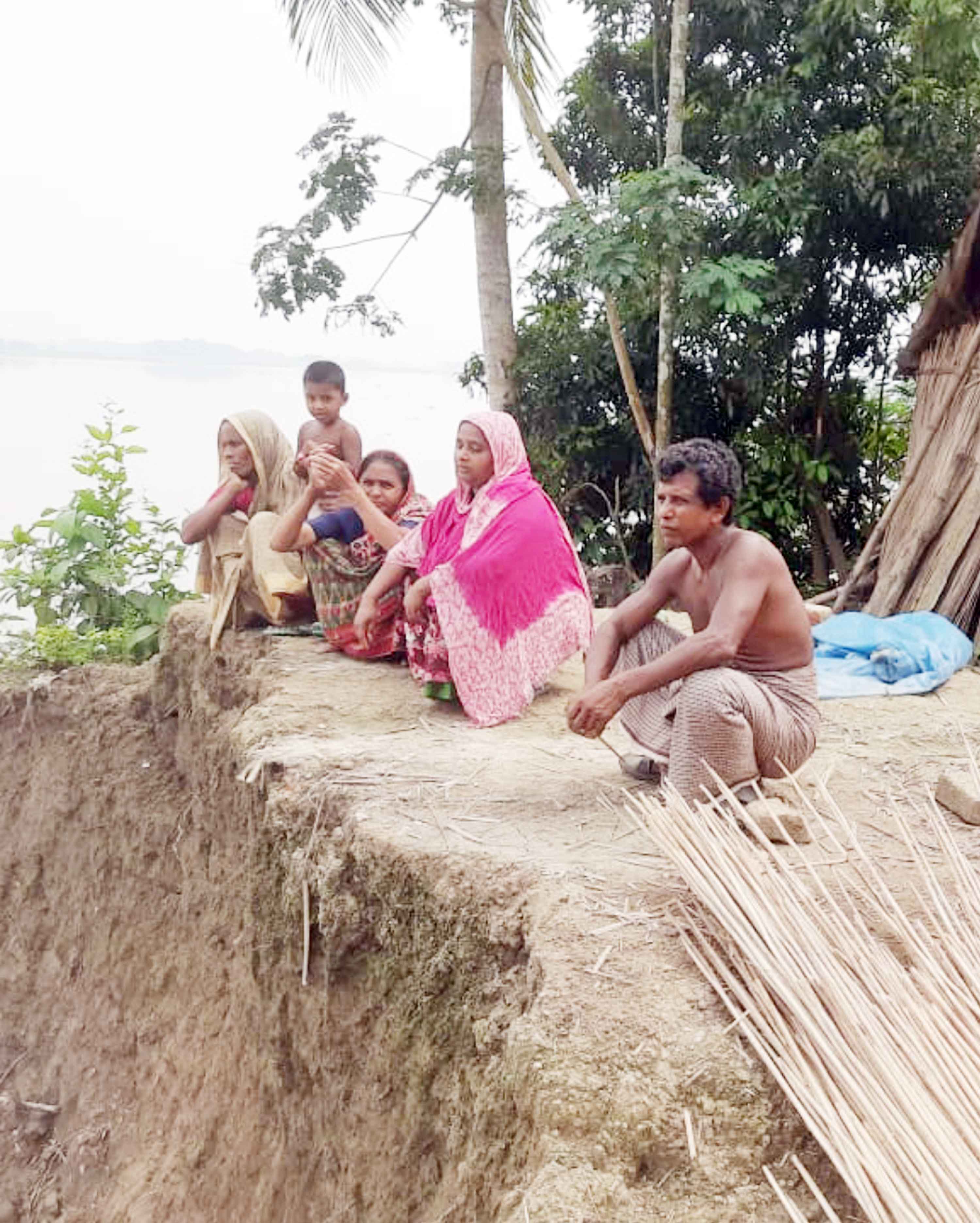 লোহাগড়ায় মধুমতীর ভয়াবহ ভাঙন, ১৮ বাড়িঘর বিলীন