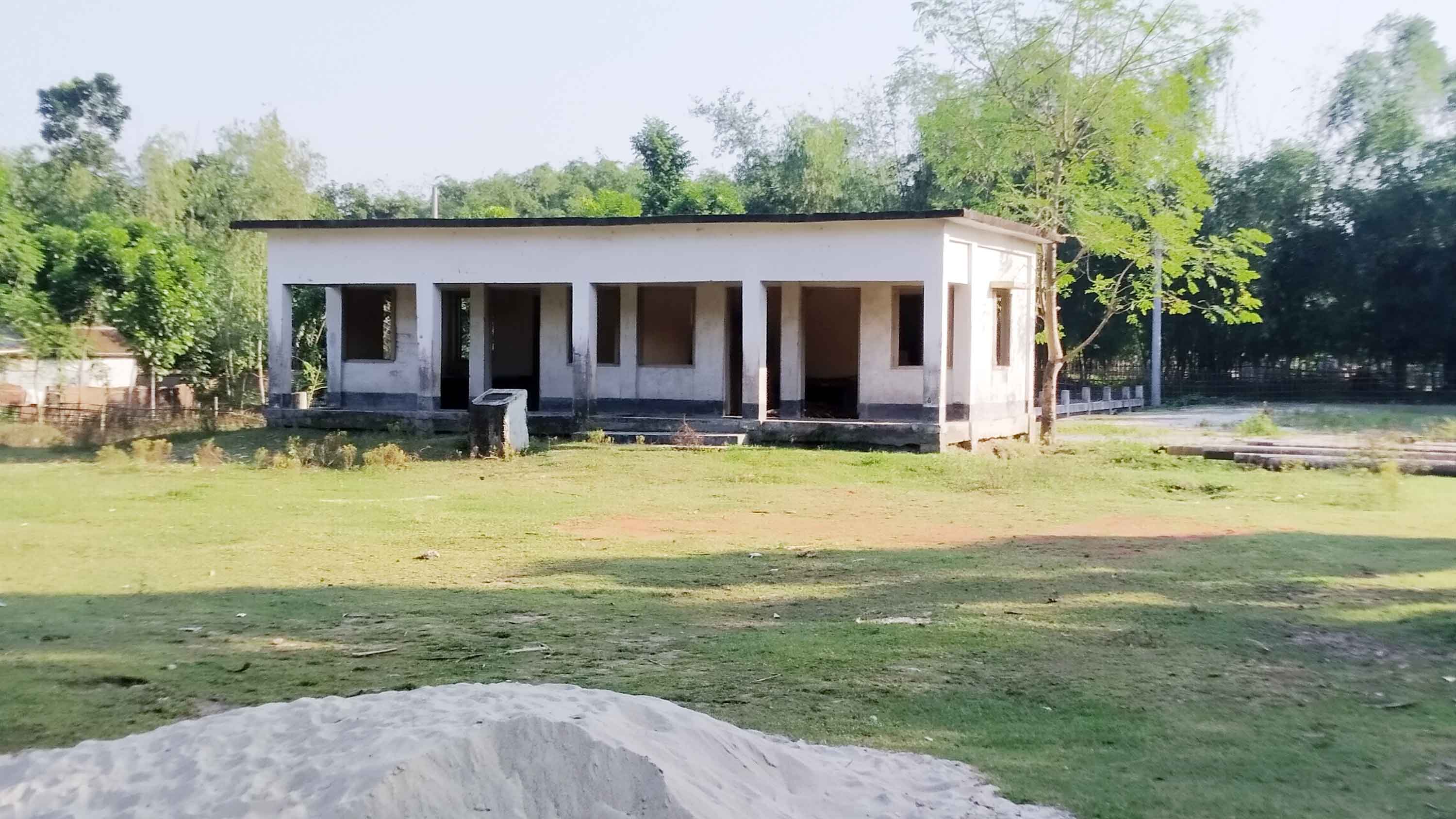 ডোমারে নির্ধারিত বাসস্ট্যান্ড ব্যবহার না করায় তীব্র যানজট