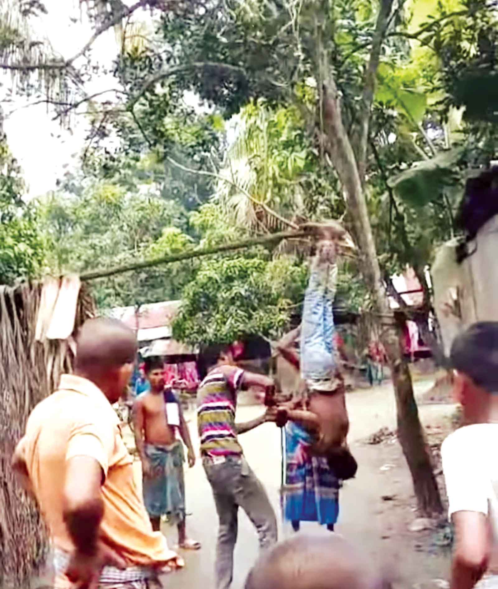যশোরে যুবককে বাঁশে ঝুলিয়ে নির্যাতন