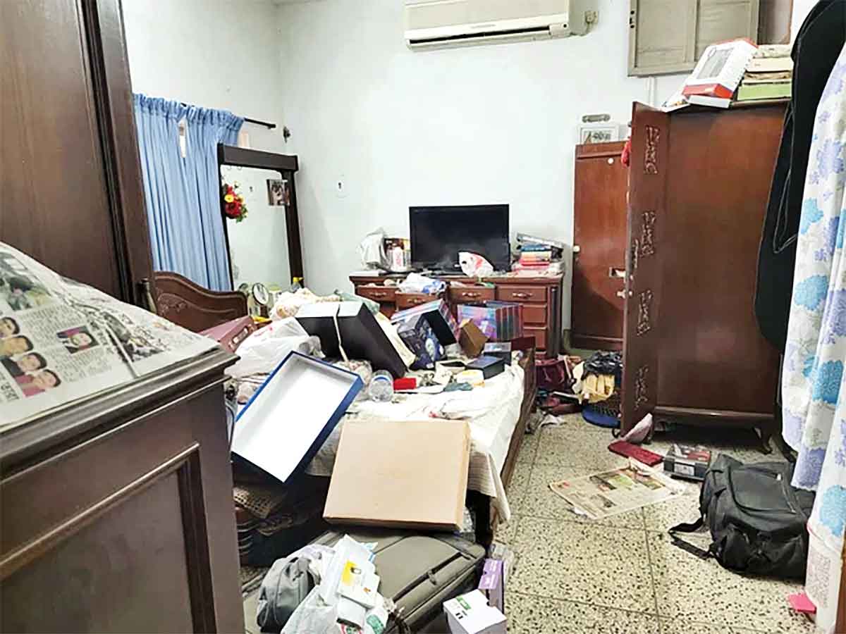 গভীর রাতে দস্তগীরের বাসায় ঢুকে ভাঙচুর-লুট