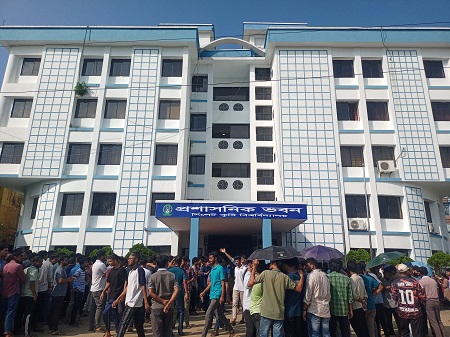 দাবি আদায়ে উপাচার্যের সাথে বৈঠকে সিকৃবির একদল প্রতিনিধি শিক্ষার্থী 