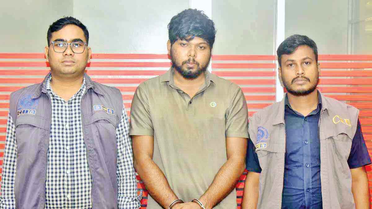 নারীদের বস্ন্যাকমেইল করে নিজের খরচ চালাতেন হ্যাকার অনিক