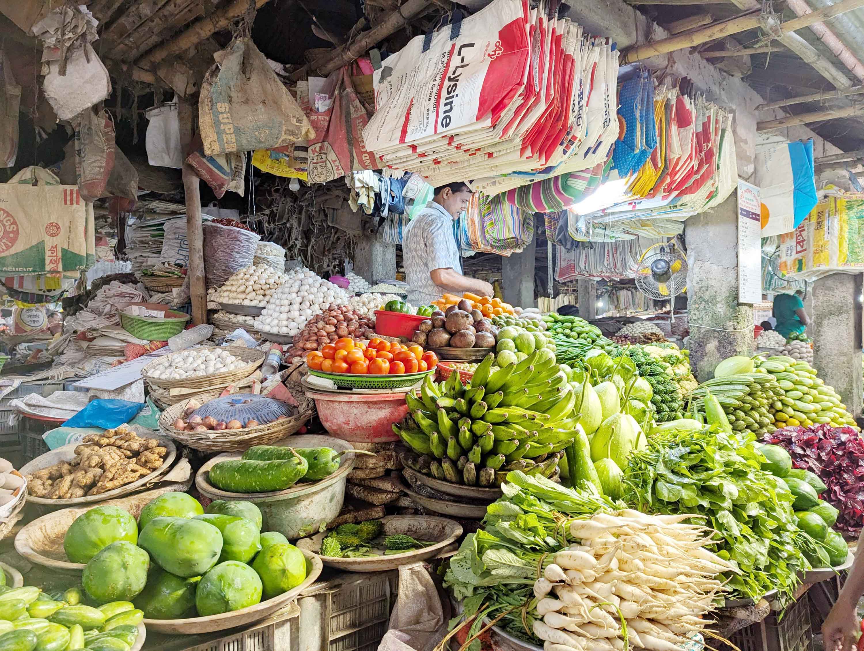 গাংনীতে সবজিতে স্বস্তি, বেড়েছে মাছের দাম