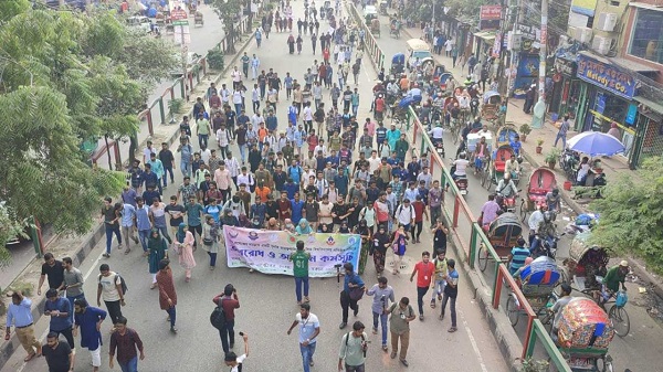 সায়েন্সল্যাব মোড় অবরোধ : তীব্র যানজট
