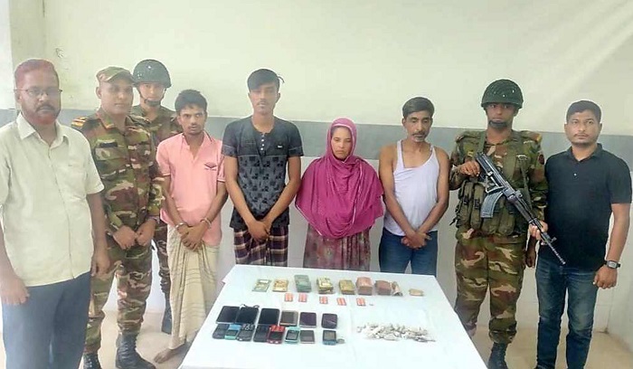 ভেড়ামারায় যৌথবাহিনীর অভিযানে মাদকসহ আটক ৪
