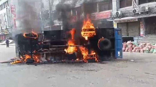 রাজধানীতে পুলিশ ও সেনাবাহিনীর গাড়িতে আগুন