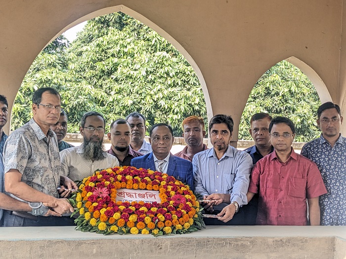 হাজী মোহাম্মদ দানেশের সমাধিতে হাবিপ্রবি উপাচার্যের শ্রদ্ধা