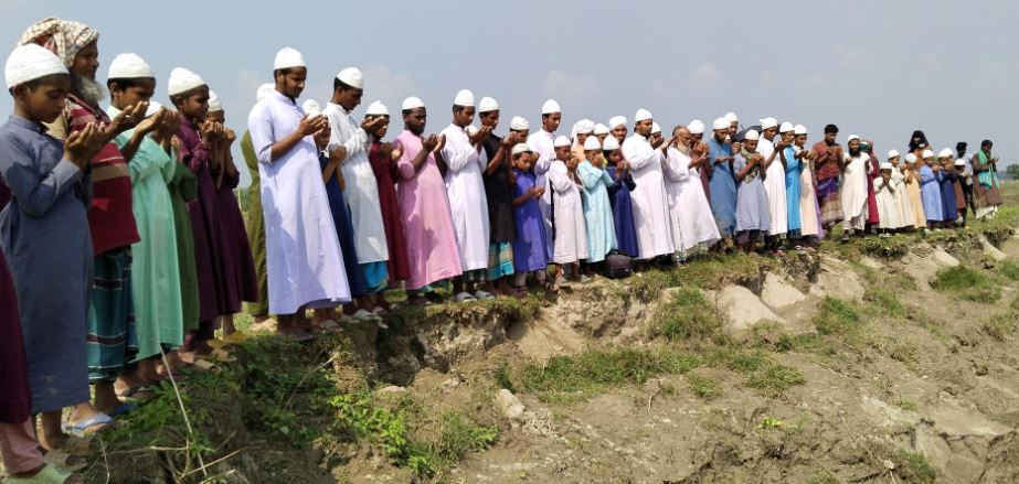ভয়াবহ ভাঙ্গনে ৫ গ্রামের মানুষ, মধুমতি নদী ভাঙ্গনে মাদ্রাসা ছাত্রদের বিশেষ মোনাজাত