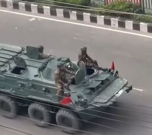 কচুক্ষেতে পোশাক শ্রমিকদের বিক্ষোভে পুলিশের গাড়িতে অগ্নিসংযোগ, সেনাবাহিনীর হস্তক্ষেপে পরিস্থিতি নিয়ন্ত্রণে